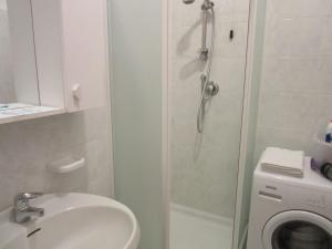 UscioにあるGaraventa Angelo Apartmentsのバスルーム(シャワー、トイレ、シンク付)
