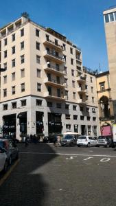 ナポリにあるMini Appartamento Al Chiostroの白い大きな建物