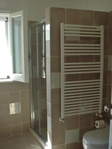 モノーポリにあるValois vera vista mareのバスルーム(トイレ、ガラス張りのシャワー付)