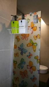 un bagno con parete con farfalle di Kota Bharu Apartment a Kota Bharu