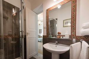 bagno con lavandino, doccia e specchio di Palazzo Benso a Palermo