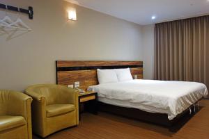 Giường trong phòng chung tại 鼎立安商務旅館 Dinglian Hotel