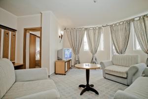 O zonă de relaxare la Atrium Beach Hotel - All Inclusive