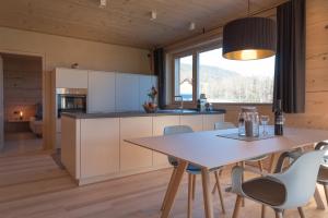Kuchyň nebo kuchyňský kout v ubytování Ferienwohnung Wertvollholzhaus