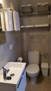 エル・メダノにあるAvenue Studyの白いトイレと洗面台のあるバスルーム