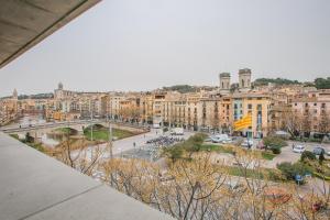 Blick auf eine Stadt mit Gebäuden und einer Straße in der Unterkunft Flateli - Plaça Catalunya 42 in Girona