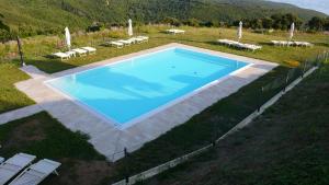 una vista aérea de una piscina en un campo en Agriturismo San Quirico en Castiglioncello