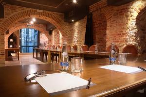 Reštaurácia alebo iné gastronomické zariadenie v ubytovaní Hotel Rubinstein