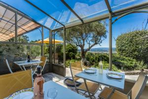 A restaurant or other place to eat at Les Terrasses du Luberon