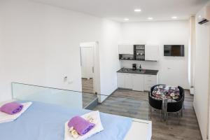 een grote witte kamer met een tafel en een keuken bij Downtown Rijeka in Rijeka +30 foto's
