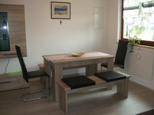 a table and a chair in a living room at Ferienwohnung Bockelt in Stadtlauringen