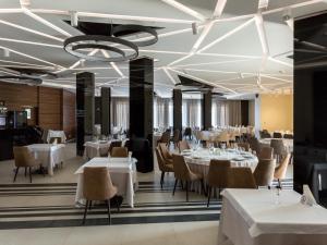 Hotel Ideo Lux tesisinde bir restoran veya yemek mekanı