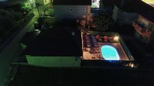 Bazén v ubytovaní Holiday home Orange with heated pool and parking alebo v jeho blízkosti
