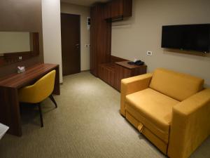 Μια τηλεόραση ή/και κέντρο ψυχαγωγίας στο Hotel Ideo Lux