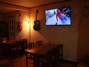 TV a/nebo společenská místnost v ubytování Madarao Mountain Lodge