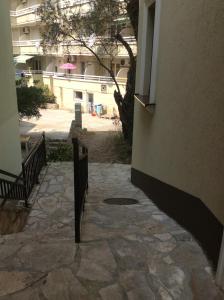 una pasarela de piedra junto a un edificio en Olive Terrace Apartments 3, en Budva