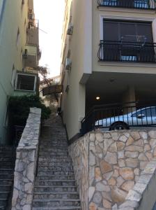 un conjunto de escaleras que conducen a un edificio en Olive Terrace Apartments 3, en Budva