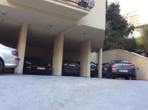 un grupo de coches estacionados en un garaje en Olive Terrace Apartments 3, en Budva