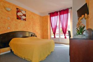 a bedroom with a bed and a window at Hotel Le Saint Vorles in Châtillon-sur-Seine