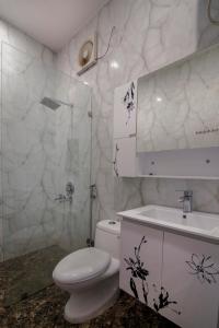 un baño con inodoro y lavabo en Tuk Tuk Homestay, en Agra
