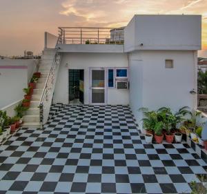 a house with a black and white checkered floor at Tuk Tuk Homestay in Agra