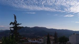 vistas a una ciudad con una montaña en el fondo en Cueva Rural La Noguera, en Pegalajar