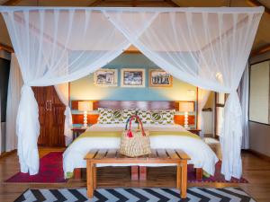 מיטה או מיטות בחדר ב-Machangulo Beach Lodge