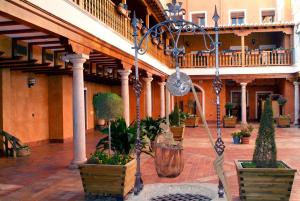 a courtyard with a fountain in the middle of a building at Hotel Menano in Manzanares