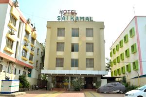 un edificio con un cartel encima en Hotel Sai Kamal, en Shirdi