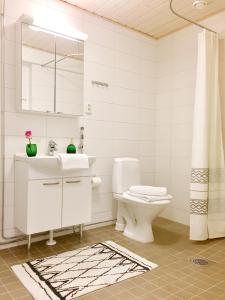 Bathroom sa Lahti Center Design Apartment Uno
