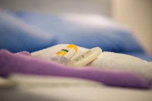 een paar afstandsbedieningen bovenop een deken bij Downtown Rijeka in Rijeka