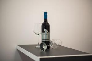 eine Flasche Wein und ein Glas auf einem Regal in der Unterkunft Downtown Rijeka in Rijeka