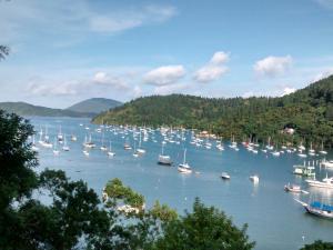un groupe de bateaux est amarré dans un port dans l'établissement Ubatuba Surf Suites, à Ubatuba