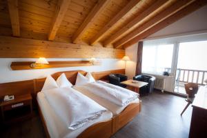 Postel nebo postele na pokoji v ubytování Kräuterhotel Edelweiss + 25 fotografií