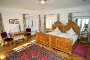 Postel nebo postele na pokoji v ubytování Hotel Gasthof Löwen