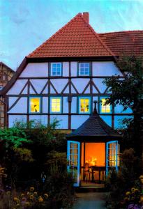 uma grande casa branca com uma mesa em frente em Ferienwohnungen "Altes Bachhaus" em Eisenach