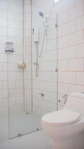La salle de bains est pourvue d'une douche et de toilettes. dans l'établissement Tamarind Twin Resort, à Ko Lanta