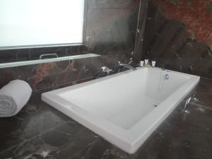 Koupelna v ubytování Grand Mercure Vadodara Surya Palace