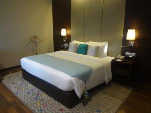 Postel nebo postele na pokoji v ubytování Grand Mercure Vadodara Surya Palace