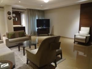 TV a/nebo společenská místnost v ubytování Grand Mercure Vadodara Surya Palace