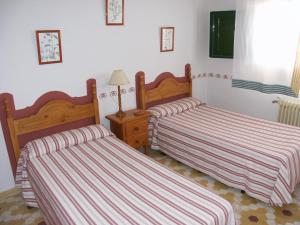 two beds sitting in a room with at Cortijo de Frías in Cabra