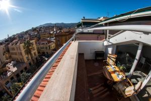 einen Balkon mit 2 Stühlen und Stadtblick in der Unterkunft Mansarda luminosa in centro a Sanremo in Sanremo