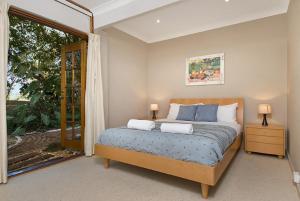 A bed or beds in a room at Byron Bay Accom Unit 4 26 Paterson Street, Byron Bay - Absolute Serenity
