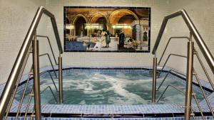 Bazén v ubytování Artemis Resort Wellness Hotel nebo v jeho okolí