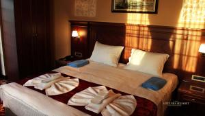 Postel nebo postele na pokoji v ubytování Artemis Resort Wellness Hotel