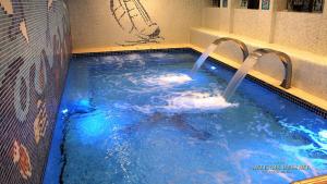 Bazén v ubytování Artemis Resort Wellness Hotel nebo v jeho okolí