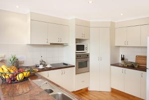 A kitchen or kitchenette at Byron Bay Accom Unit 6 22 Paterson Street, Byron Bay - Solaris