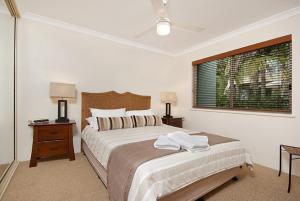 A bed or beds in a room at Byron Bay Accom Unit 6 22 Paterson Street, Byron Bay - Solaris