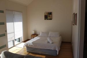 A bed or beds in a room at Byron Bay Accom Unit 7 34 Kendall Street, Byron Bay - Kendall Beach Apartments