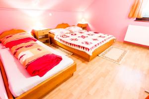 Vojnik的住宿－Country House Slemenšek，一间卧室设有两张床,铺有木地板